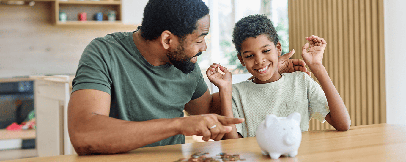  Homem negro ensinando sobre finanças para seu filho 