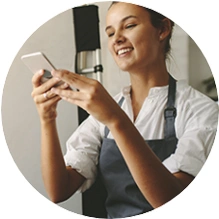  mulher fotografando produto para anúncio 