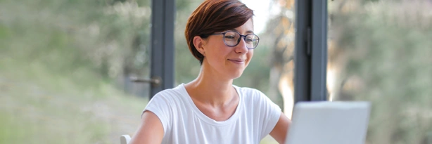  mulher sorrindo olhando para o computador 