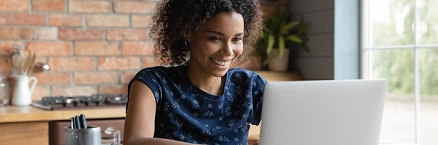  mulher sorrindo olhando para o computador 