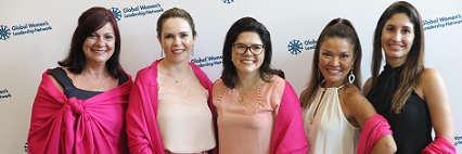 cinco integrantes do Comitê Mulher posando com echarpe rosa