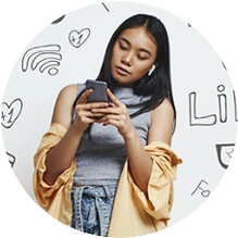  menina digitando no celular e ouvindo música com fones de ouvido 