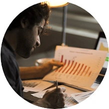  homem analisando gráficos 