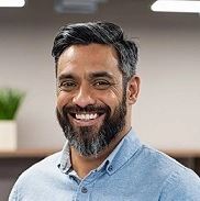  empreendedor e construtor avaliando planta baixa de uma construção ou reforma 