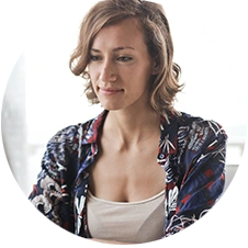  mulher sorrindo olhando para baixo 