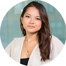  mulher sorrindo olhando para a câmera 