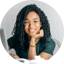 mulher sorrindo olhando para a câmera