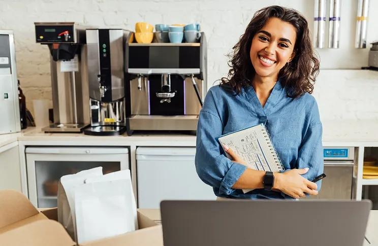  empreendedora no seu escritório com o Investimento BNDES 