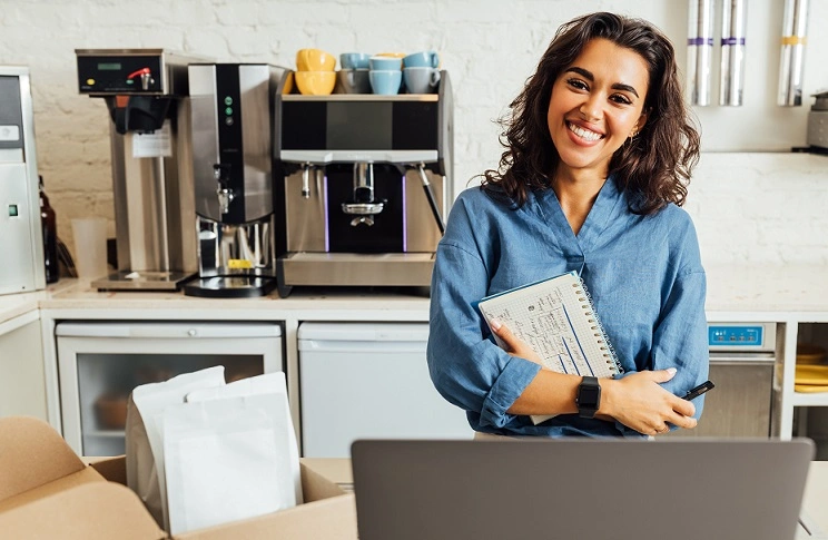  empreendedora no seu escritório com o Investimento BNDES 