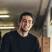  empreendedor embalando produtos 