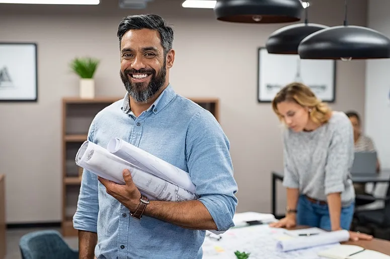 homem fazendo reforma no seu negócio com o crédito para Construção e Reforma 