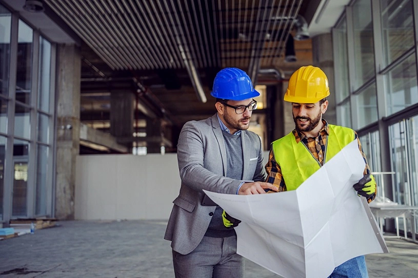  empreendedor e construtor avaliando planta baixa de uma construção ou reforma 