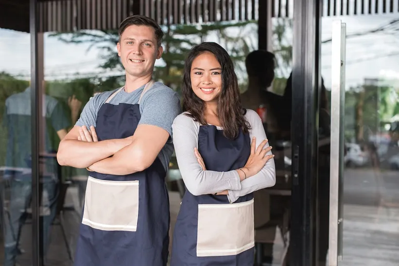  homem e mulher empreendedores no seu negócio 