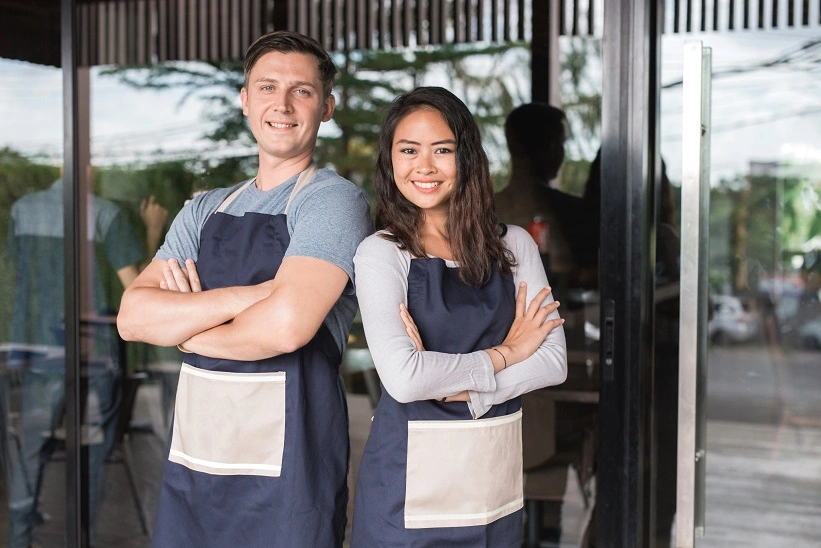  homem e mulher empreendedores no seu negócio 