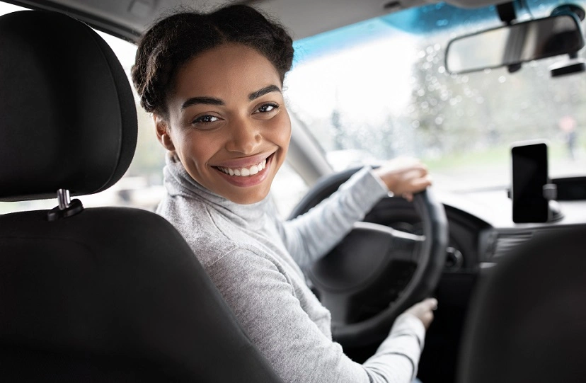  mulher empreendedora dirigindo o carro novo da empresa 