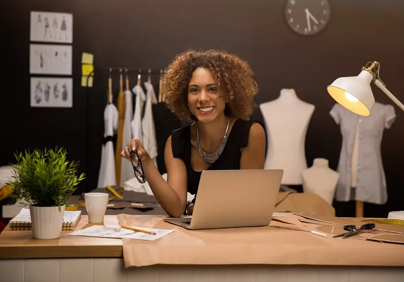  estilista trabalhando em seu atelier 