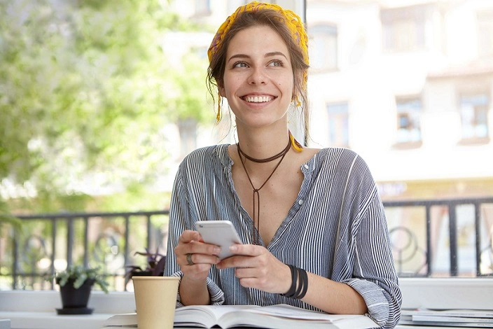  Mulher sorrindo tranquila com o apoio do crédito Fomento 