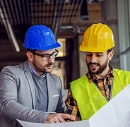  homem fazendo reforma no seu negócio com o crédito para Construção e Reforma 