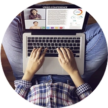  pessoa sentada usando o computador no colo 