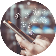  mãos digitando no celular e desenhos de balõezinhos de mensagem na tela 