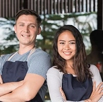  homem e mulher empreendedores no seu negócio 