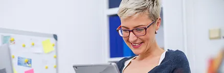  mulher verificando sua conta Pessoa Jurídica no tablet 