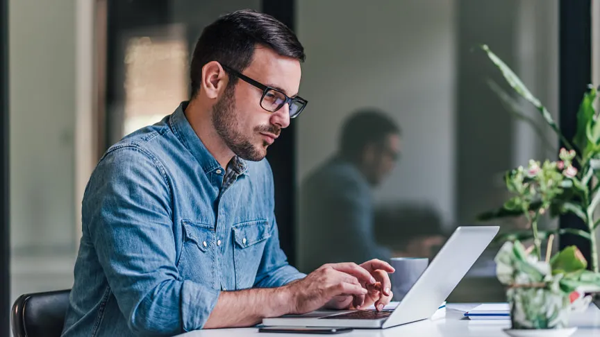  Ícone de um homem atento ao seu notebook 