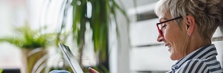  Mulher sorrindo e lendo a Política de segurança da informação do sicredi 