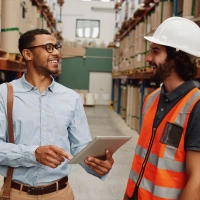  Dois homens conversando e sorrindo - Seguro vida em grupo sicredi 