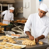  Dois cozinheiros trabalhando em uma cozinha - Seguro acidentes pessoais e coletivos Sicredi 