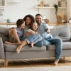 Pai, mãe, filho e filha sentados no sofá - seguro residencial super facil Sicredi 