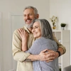  Homem e mulher se abraçando e sorrindo - Seguro vida mais flex Sicredi 