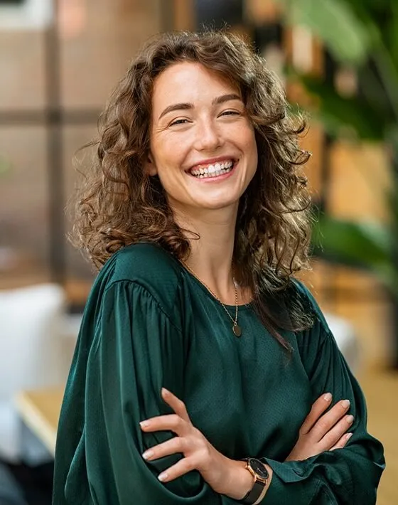  mulher sorrindo de braços cruzados 
