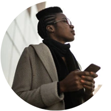  mulher olhando para frente com telefone celular em mãos 