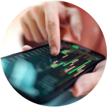  Mão segurando celular e conferindo investimentos 