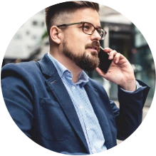  Homem, com roupa social, conversando com o celular encostado no ouvido 