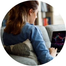  Mulher sentada digitando no teclado do seu notebook 