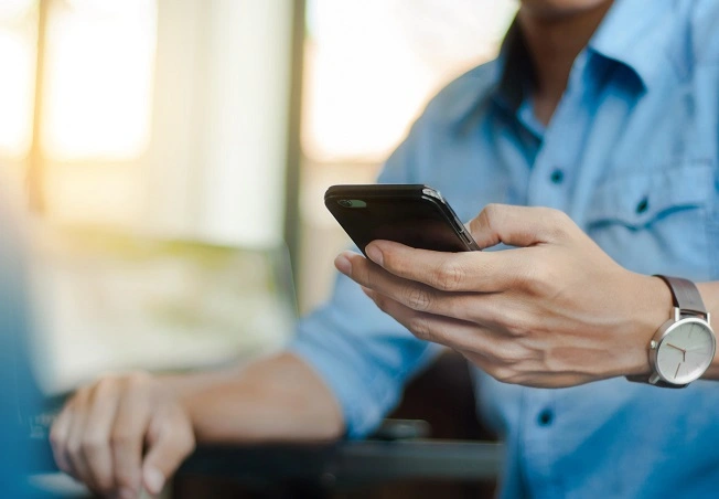  Mão masculina segurando um celular 