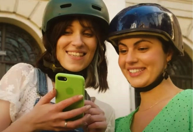 Duas associadas do Sicredi acessam o aplicativo do Sicredi