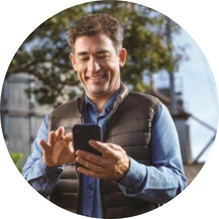  Empreendedor agro conversa com seu gerente pelo smartphone 