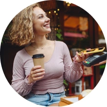  Associada do Sicredi fazendo um pagamento usando a sua carteira digital 