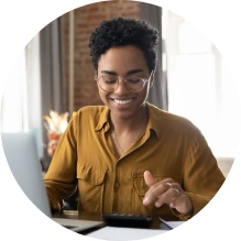  Associada do Sicredi fazendo um pagamento usando o débito direto autorizado (DDA) 