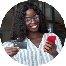  Associada do Sicredi fazendo um pagamento usando seu cartão de débito e crédito 