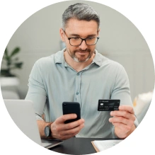  Associado do Sicredi fazendo um pagamento online com seu cartão de crédito 