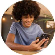  Associado do Sicredi fazendo a recarga do seu celular 