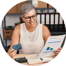  Associada do Sicredi fazendo um pagamento usando seu cartão empresarial 