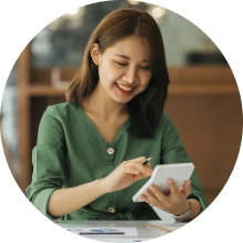  Associada do Sicredi organizando os pagamentos da sua empresa 