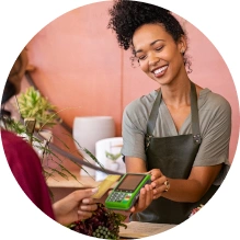  Associada do Sicredi utilizando a máquina de cartões do Sicredi para receber um pagamento 