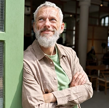  artesão conferindo o fluxo de caixa do seu negócio 