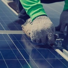  Instalação de painéis solares sendo realizada. 